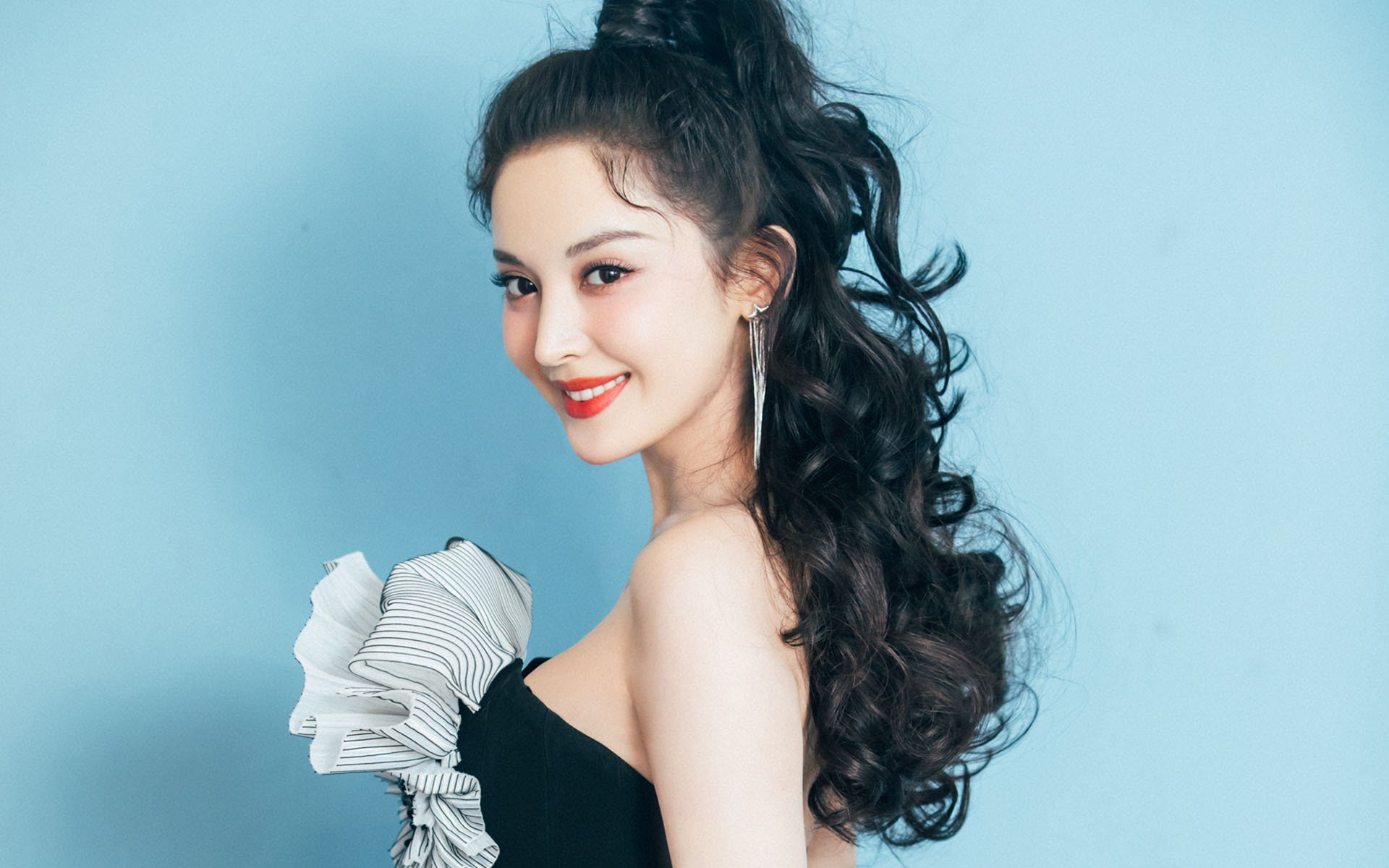 上海申花备战之际，球迷为他们加油，上海申花队的比赛